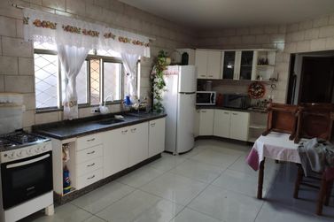 Casa &agrave; venda - 220m&sup2; - Parque Tarum&atilde;