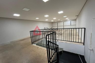 Sal&atilde;o Comercial para alugar - 800m&sup2; - Zona III