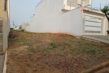 Terreno &agrave; venda - 243m&sup2; - Jardim Veleiros