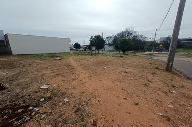 Terreno &agrave; venda - 530m&sup2; - Jardim Aeroporto IV