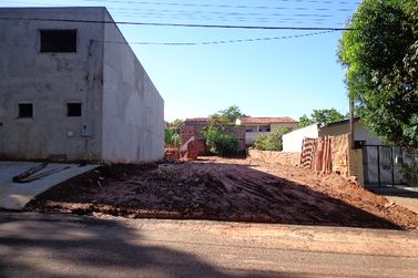 Terreno &agrave; venda - 350m&sup2; - Zona Armazem