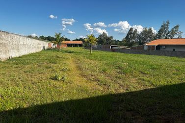 Ch&aacute;cara &agrave; venda - 2500m&sup2; - Condom&iacute;nio de Ch&aacute;caras Lagoa Dourada