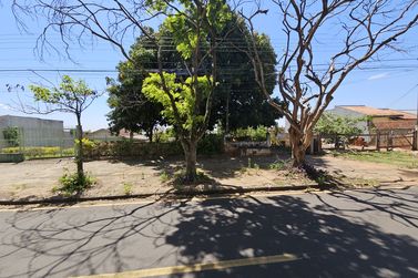 Terreno &agrave; venda - 616m&sup2; - Zona 5