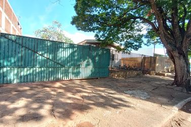 Terreno &agrave; venda - 700m&sup2; - Zona VII