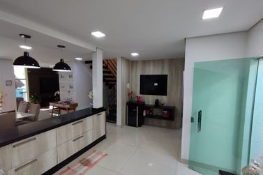 Casa &agrave; venda - 250m&sup2; - Parque Alto da Paran&aacute;