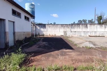 Sal&atilde;o Comercial &agrave; venda - 940m&sup2; - Zona Industrial