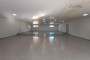 Sal&atilde;o Comercial para alugar - 240m&sup2; - Zona III