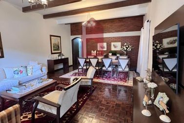 Casa &agrave; venda - 700m&sup2; - Centro