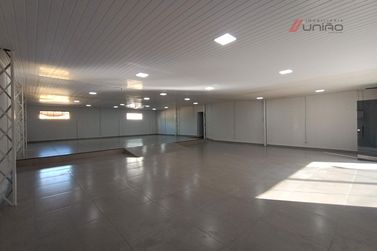 Sal&atilde;o Comercial para alugar - 240m&sup2; - Zona III