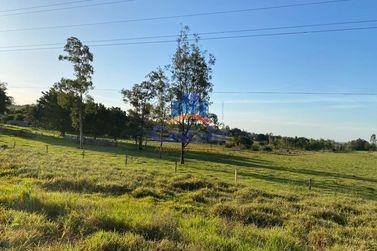 Ch&aacute;cara &agrave; venda - 4m&sup2; - Serra dos Dourados