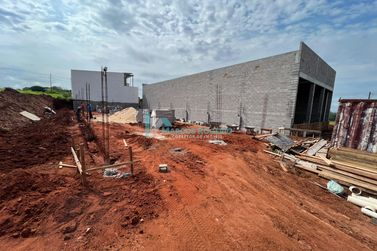 Sal&atilde;o Comercial &agrave; venda - 470m&sup2; - Zona III