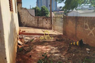 Terreno &agrave; venda - 330m&sup2; - PARQUE SAN REMO III