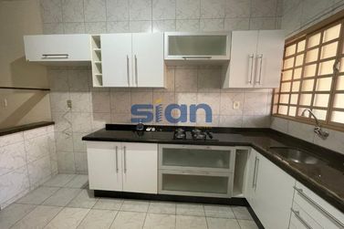 Casa &agrave; venda - 245m&sup2; - Zona II