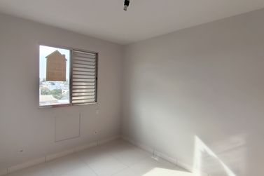 Apartamento para alugar - 68m&sup2; - ZONA III