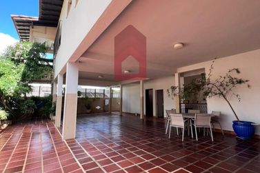 Casa &agrave; venda - 700m&sup2; - Centro