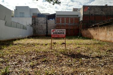 Terreno &agrave; venda - 212m&sup2; - Zona Armazem