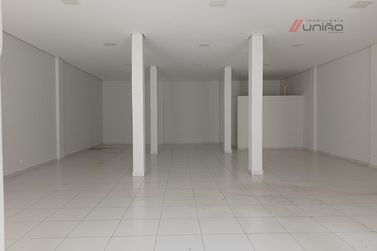 Sal&atilde;o Comercial para alugar - 200m&sup2; - Zona III