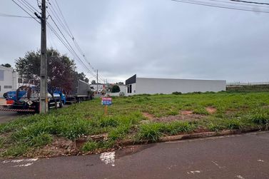 Terreno &agrave; venda - 656m&sup2; - Jardim Santiago