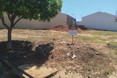 Terreno &agrave; venda - 242m&sup2; - Jardim Janina