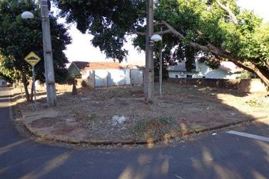 Terreno &agrave; venda - 279m&sup2; - Zona V