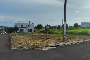 Terreno &agrave; venda - 165m&sup2; - Parque Residencial Metropolitano