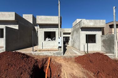 Casa &agrave; venda - 42m&sup2; - JARDIM PINHEIRINHO
