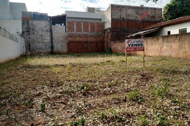 Terreno &agrave; venda - 212m&sup2; - Zona Armazem