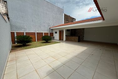 Casa &agrave; venda - 202m&sup2; - Zona 1a  Pr&oacute;ximo Ao Hospital Cemil