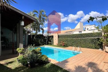 Casa &agrave; venda - 700m&sup2; - Centro