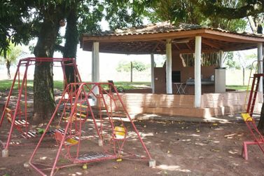 Ch&aacute;cara &agrave; venda - 10000m&sup2; - .