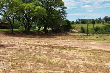 Ch&aacute;cara &agrave; venda - 2400m&sup2; - Centro