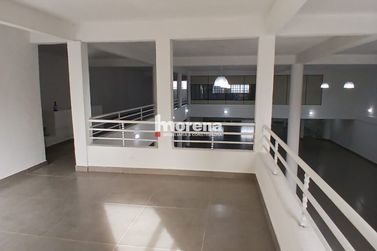 Sal&atilde;o Comercial para alugar - 800m&sup2; - Zona II