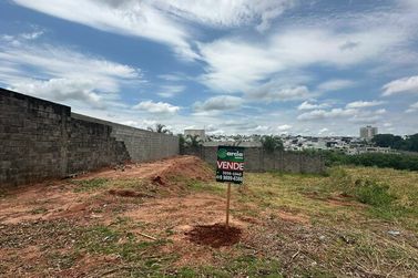 Terreno &agrave; venda - 180m&sup2; - MONTE LIBANO
