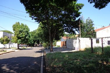 Terreno &agrave; venda - 303m&sup2; - ZONA 7
