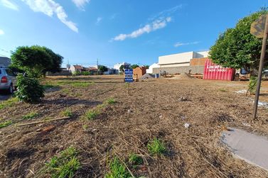 Terreno &agrave; venda - 255m&sup2; - Jardim Soluar