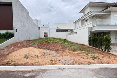 Terreno &agrave; venda - 240m&sup2; - -