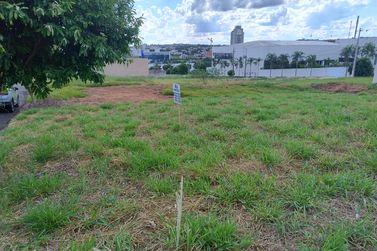 Terreno &agrave; venda - 180m&sup2; - Jardim Interlagos