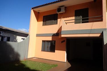 Sobrado &agrave; venda - 200m&sup2; - Zona 1