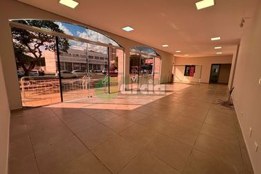 Sal&atilde;o Comercial para alugar - Zona VII