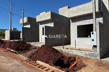 Casa &agrave; venda - 42m&sup2; - JARDIM PINHEIRINHO