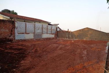 Terreno &agrave; venda - 180m&sup2; - Zona III