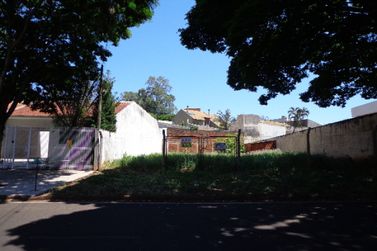 Terreno &agrave; venda - 303m&sup2; - ZONA 7