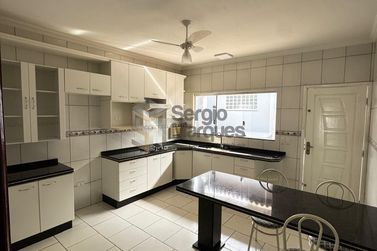 Casa &agrave; venda - 250m&sup2; - Jardim Bandeirantes