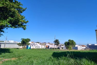 Terreno &agrave; venda - 450m&sup2; - Zona V