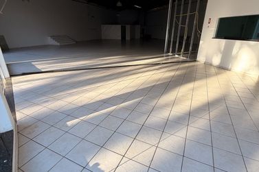 Sal&atilde;o Comercial para alugar - 300m&sup2; - Zona VII