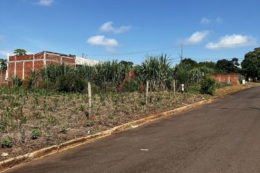 Terreno &agrave; venda - 198m&sup2; - Centro