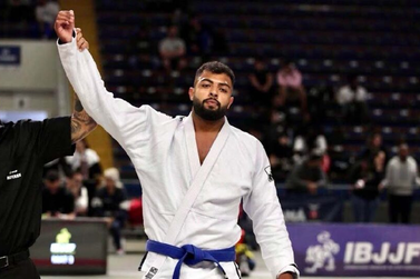 Lutador de jiu-jitsu representa São Mateus do Sul em campeonato de Paris
