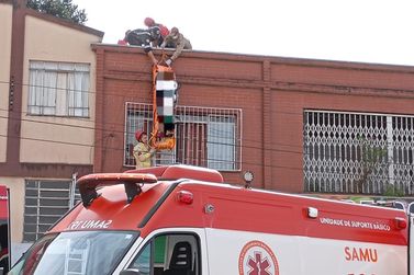Vítimas de descarga elétrica com queimaduras foram para o hospital São Camilo