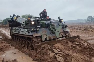 Viatura blindada do Batalhão de Porto União abre caminhos no Rio Grande do Sul 