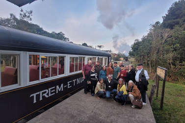 Agentes de turismo conhecem o Trem das Etnias e atrativos do Vale do Igua&ccedil;u
